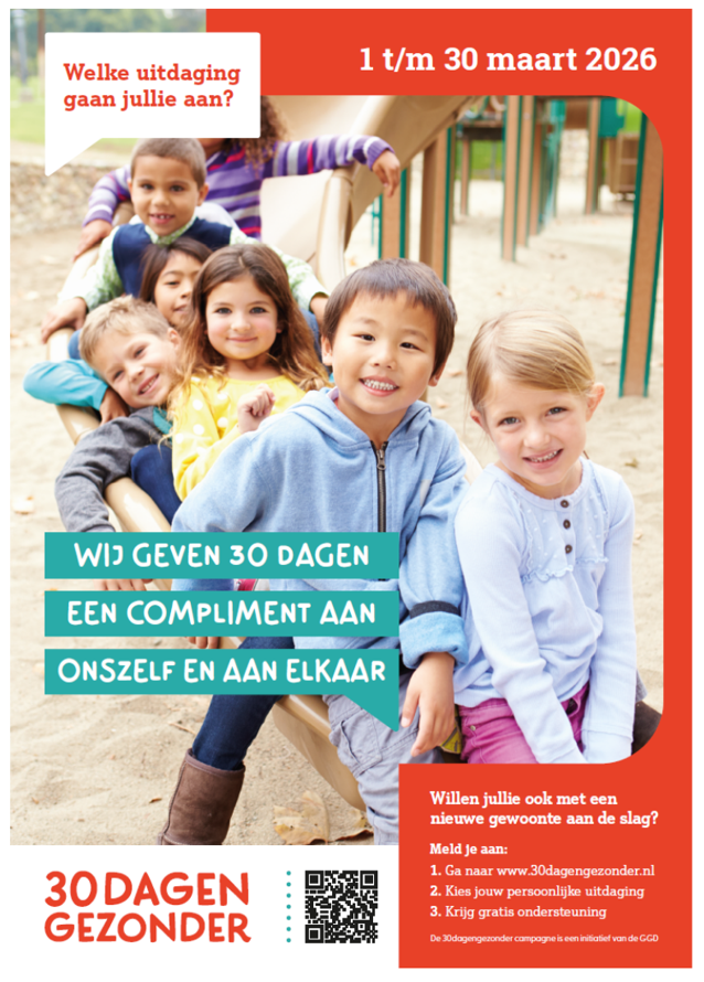 Kinderen in de basisschoolleeftijd op een glijbaan